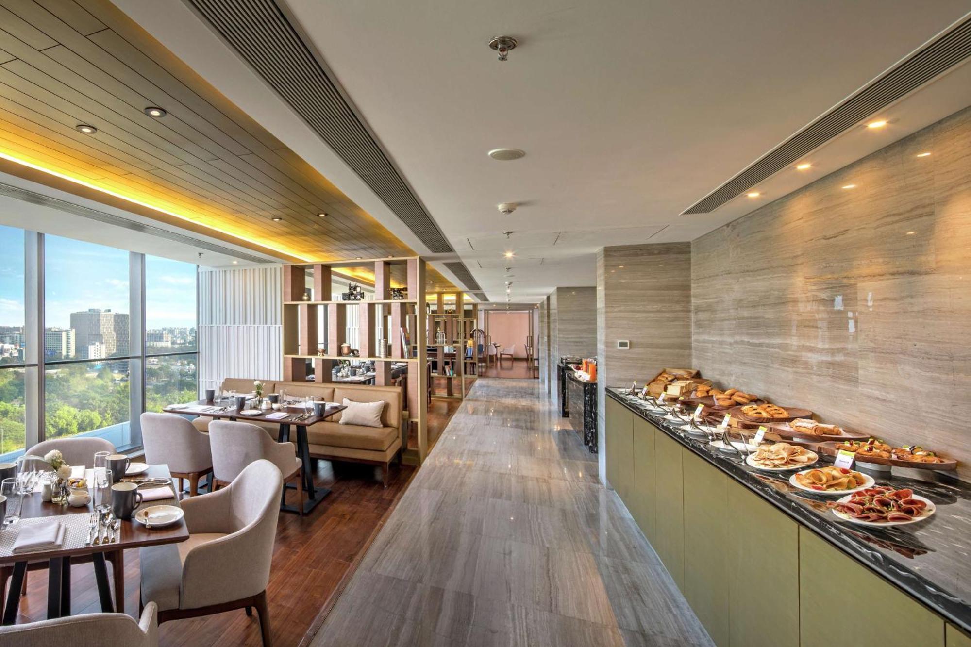 Hotel Doubletree By Hilton Ahmedabad Extérieur photo