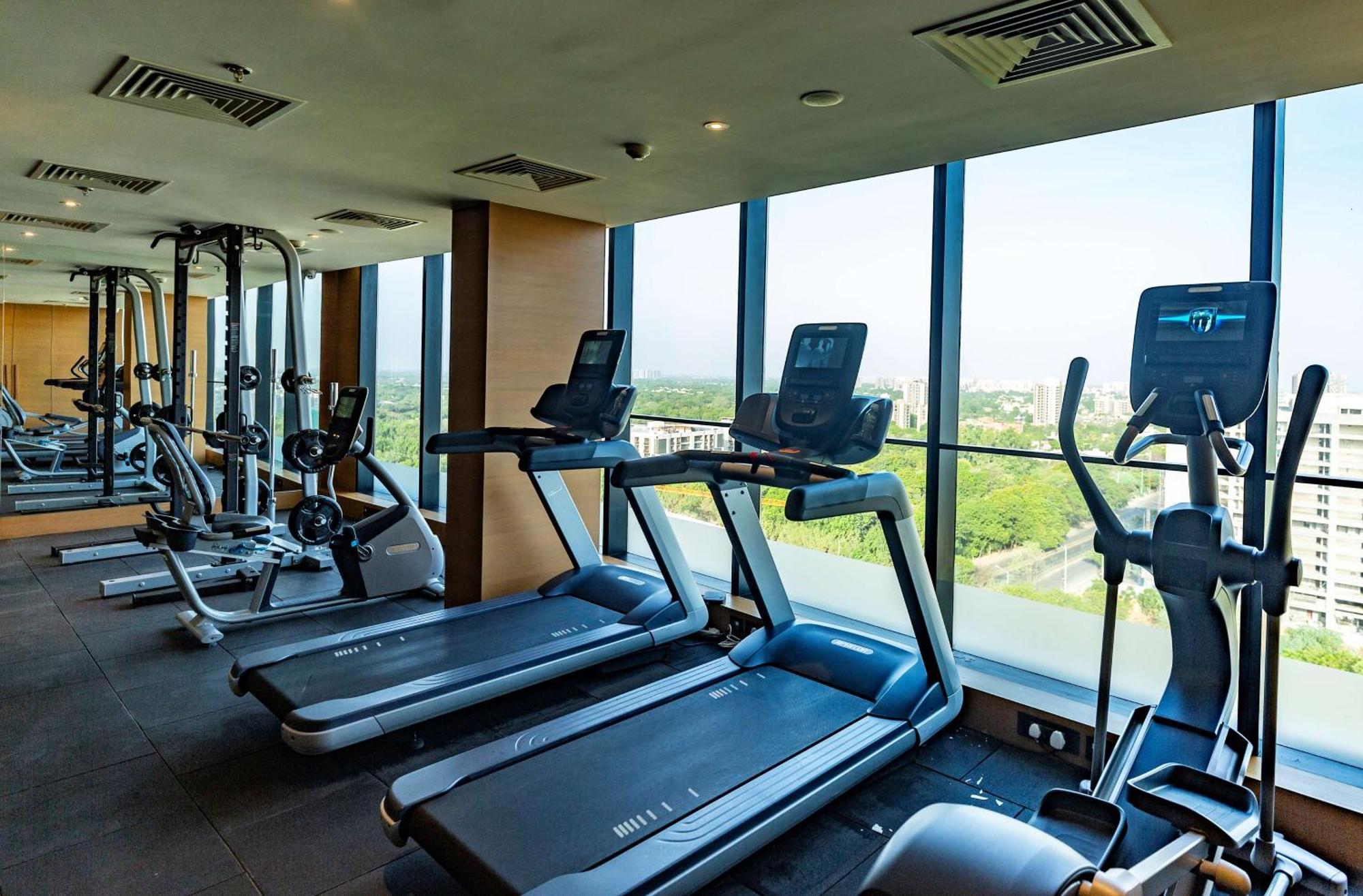 Hotel Doubletree By Hilton Ahmedabad Extérieur photo
