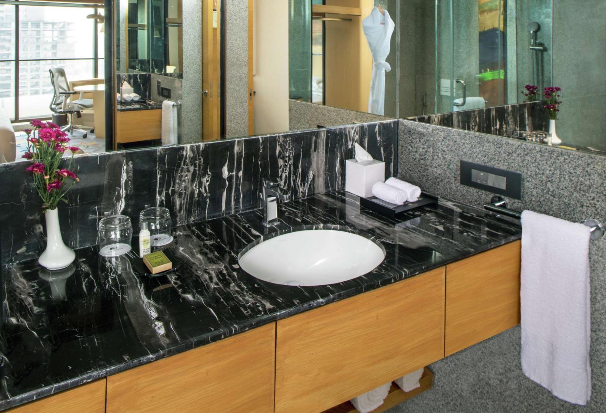 Hotel Doubletree By Hilton Ahmedabad Extérieur photo